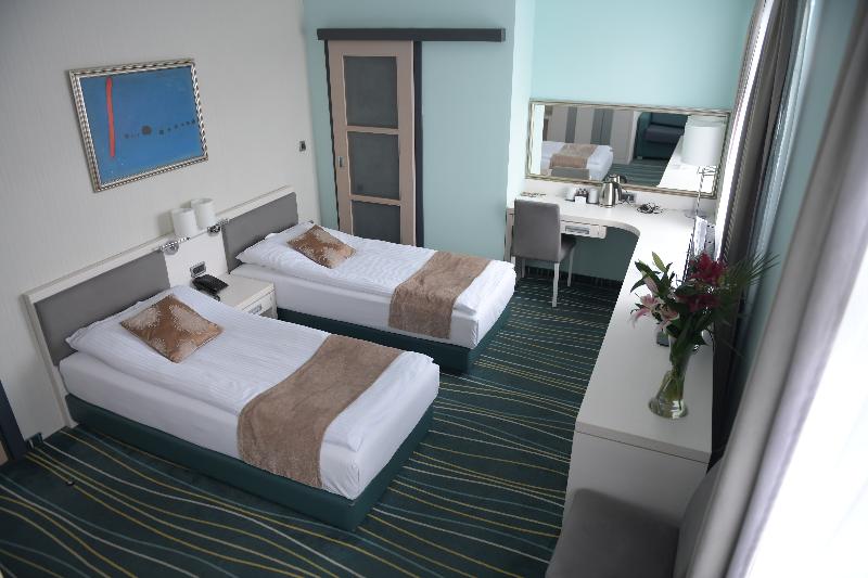 اتاق استاندارد با چشم‌انداز استخر, Dolce by Wyndham Barcelona Resort