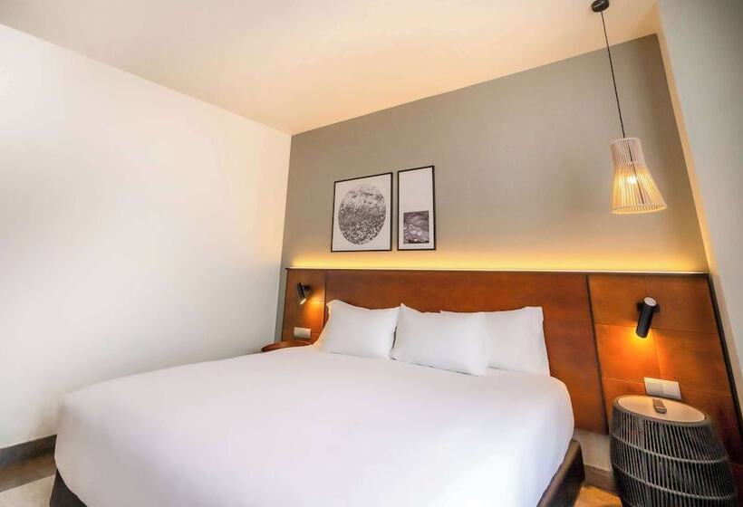 اتاق استاندارد با چشم‌انداز استخر, Dolce by Wyndham Barcelona Resort