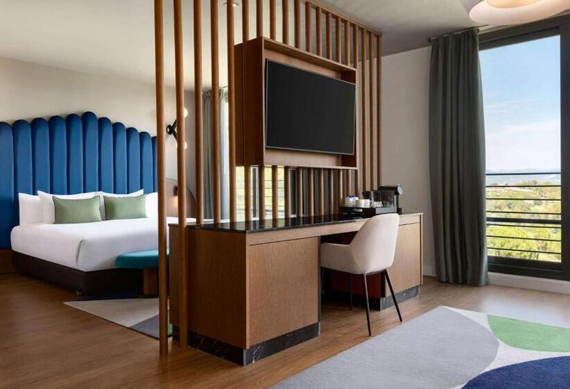 سوئیت با تخت بزرگ, Dolce by Wyndham Barcelona Resort