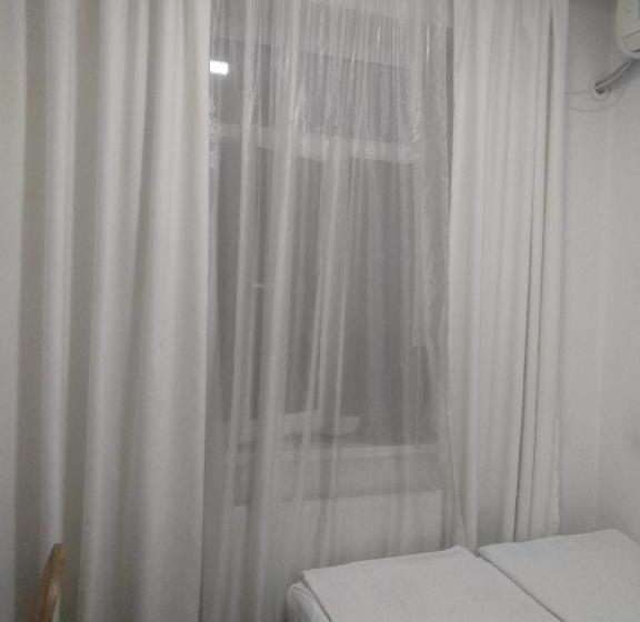 اتاق اکونومی, Sakura Inn