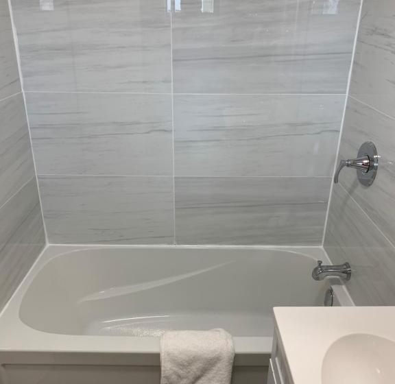 带2个双人床的标准工作室, Champlain Motor Inn