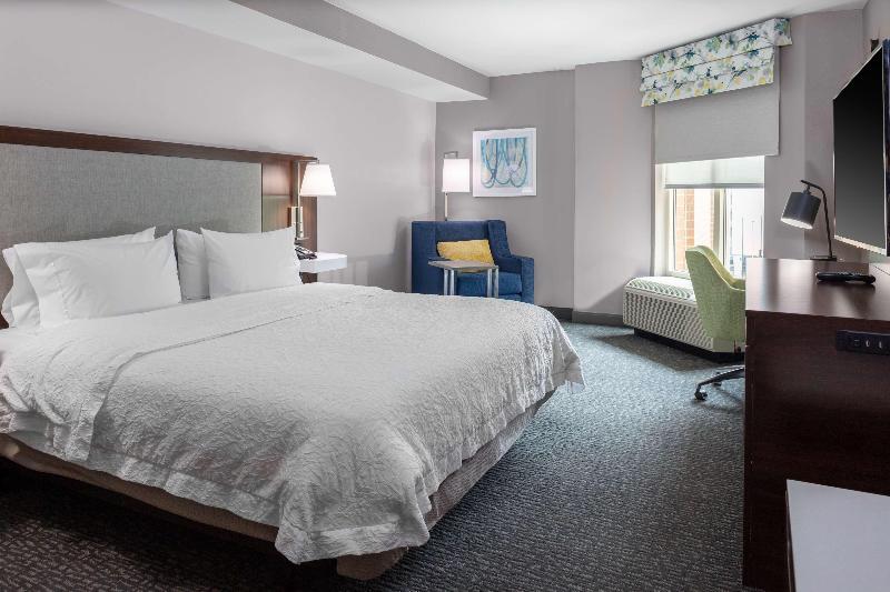 带大床的标准间, Hampton Inn & Suites Arlington Crystal City Dca
