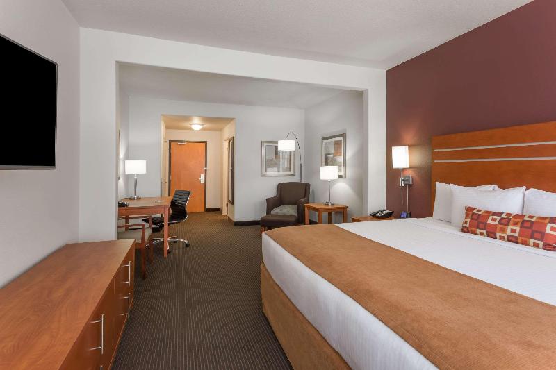 キングサイズベッドのデラックスルーム, Wingate By Wyndham Calgary South