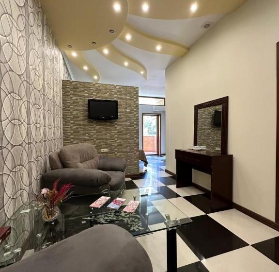 اتاق لوکس با بالکن, Royal Plus