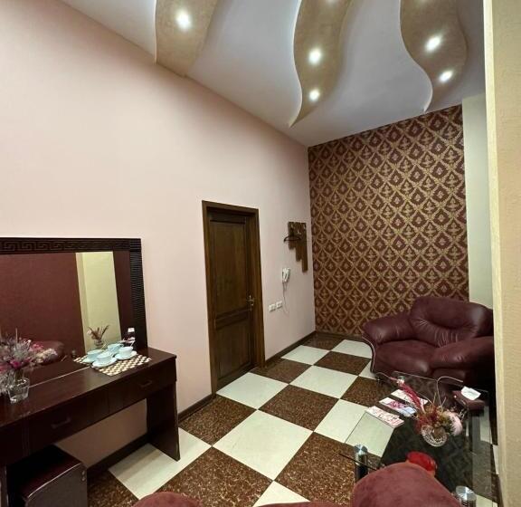 اتاق لوکس با بالکن, Royal Plus