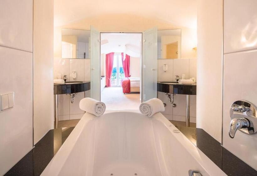 Люкс Мастер, Best Western Premier Castanea Resort