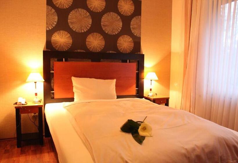 Quarto Estandar Individual, Borchers