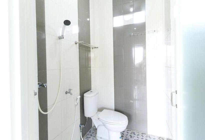 Номер Deluxe, Griya Mulya Near Alun Alun Batu Mitra Reddoorz