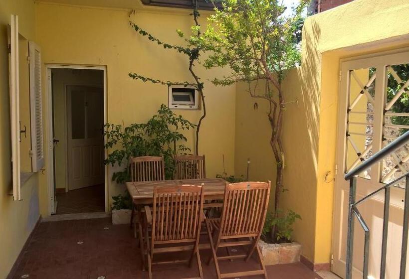 آپارتمان یک خوابه با دری مشترک که هال را جدا می کند., B&b Sardinia Room Siscaledda