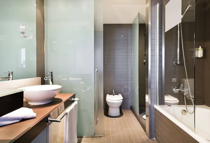 Четырехместный Номер Стандарт, Barcelona Condal Mar Affiliated By Meliá