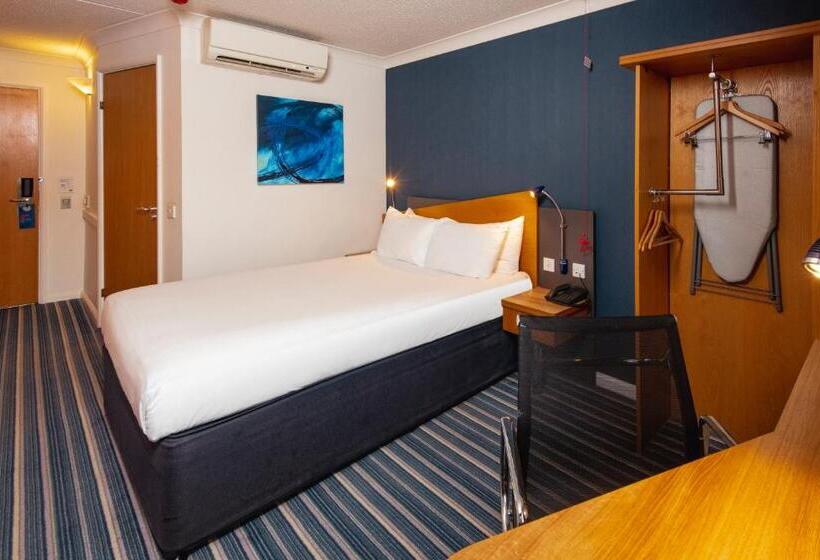 Номер Стандарт Адаптированный для Инвалидов, Holiday Inn Express Northampton   South, An Ihg