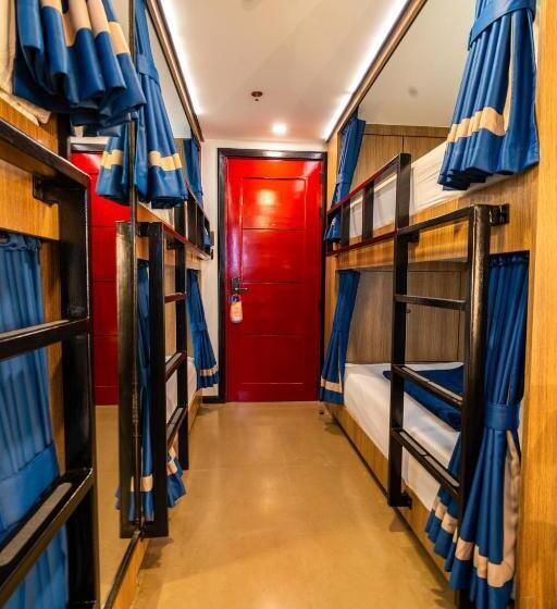 Bed in Shared Room with Shared Bathroom, Unwnd Boutique Hotel Makati