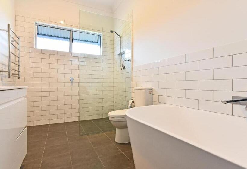 3 Bedroom House, Kinloch Cottage Renovated To New On Daisy Hill Vineyard