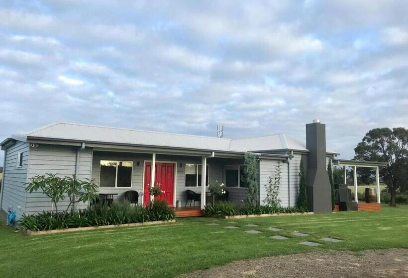 3 Bedroom House, Kinloch Cottage Renovated To New On Daisy Hill Vineyard