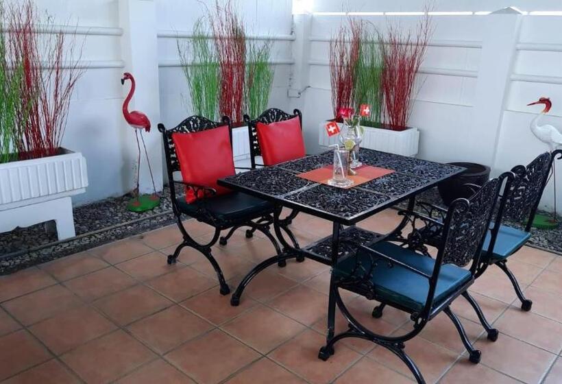 Номер Deluxe Вид на Море с Балконом, Swiss Food Restaurant And Room For Rent