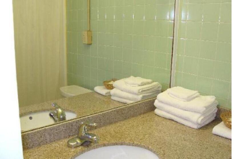 Номер Стандарт 2 Двуспальные Кровати, Red Carpet Inn Syracuse Airport