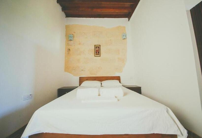 带花园景观的标准三人间, Castle Karpasia Guest House