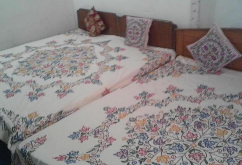 家庭间, Alamdar Guest House