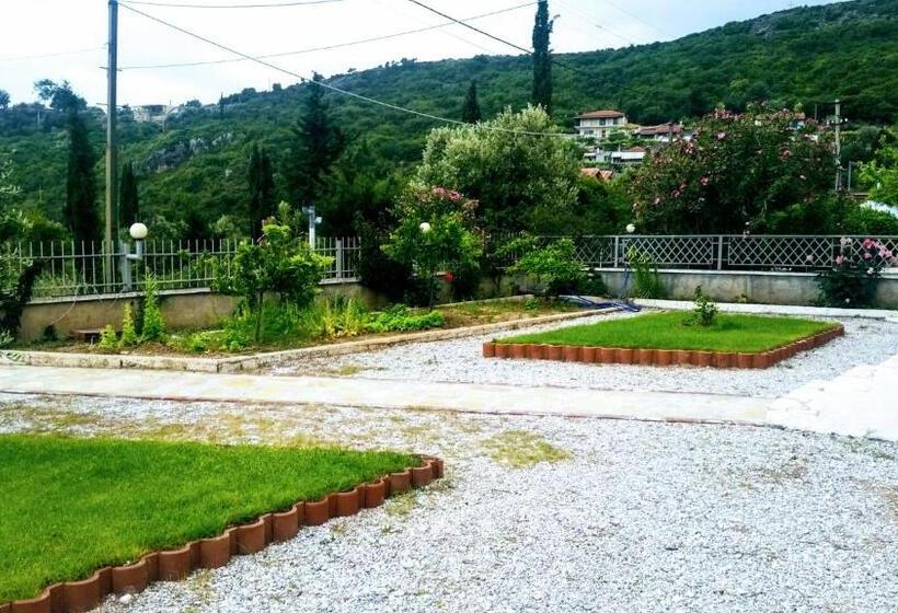Трехместный Номер Стандарт Вид на Сад, Guesthouse Rondo