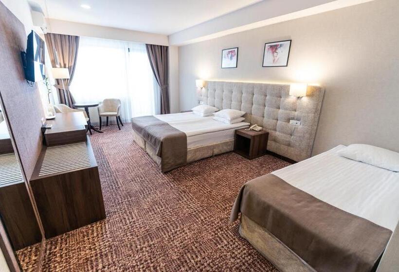 اتاق استاندارد سه تخته با بالکن, Grand Hotel Belvedere