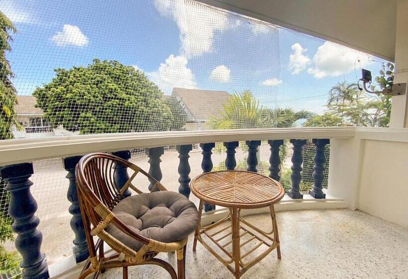 اتاق لوکس با بالکن, Bangsaphan Resort