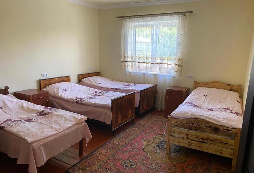 اتاق استاندارد چهارنفره با چشم‌انداز باغ, Karine B&b