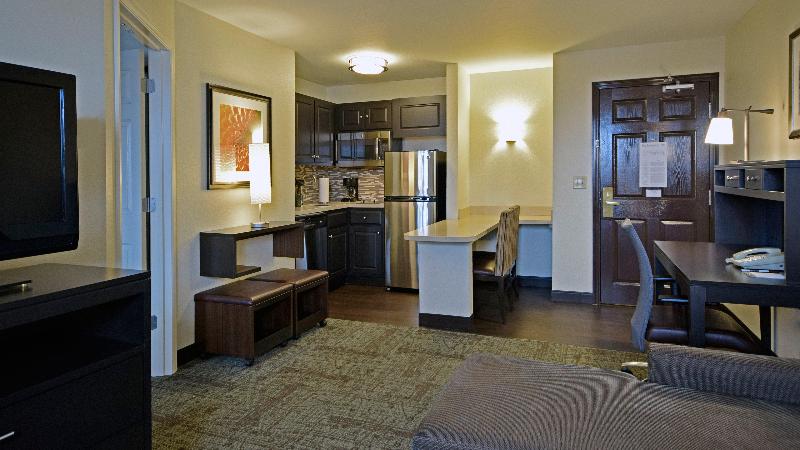 מיטת קינג בסוויטה, Staybridge Suites   Cincinnati North, An Ihg