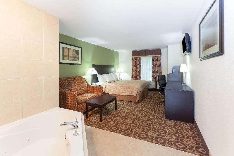 מיטת קינג בסוויטה, Super 8 By Wyndham Decatur/dntn/atlanta Area