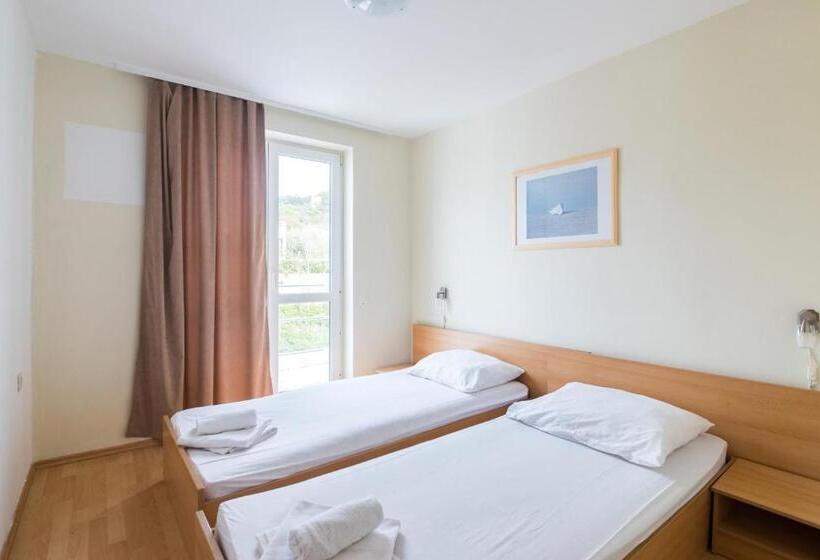 غرفة عائلية مطلّة علي الجبل, Aparthotel Roccia