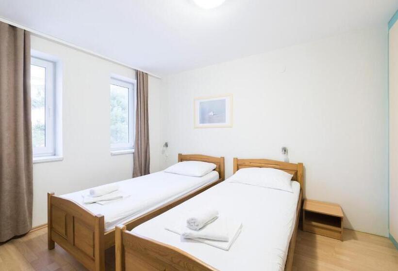 غرفة عائلية مطلّة علي الجبل, Aparthotel Roccia