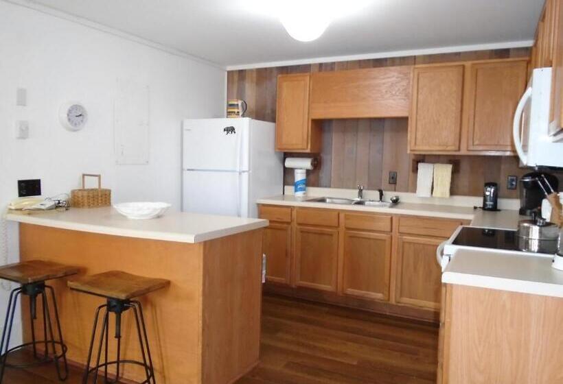 침실 3개 아파트, Cedar Village Condominiums
