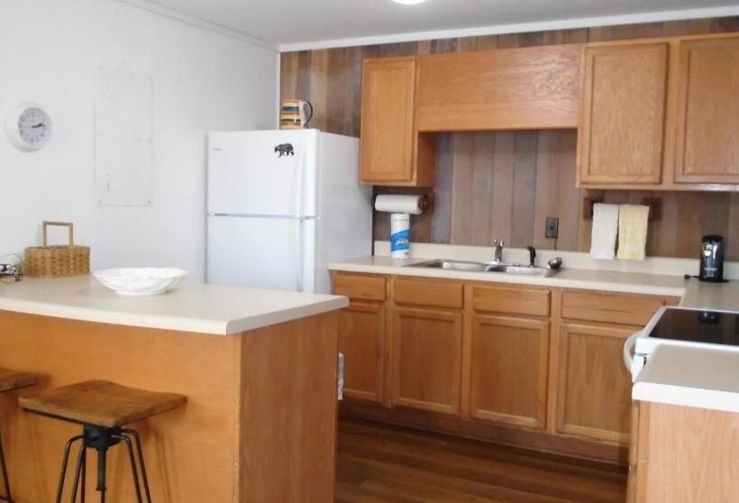 침실 3개 아파트, Cedar Village Condominiums