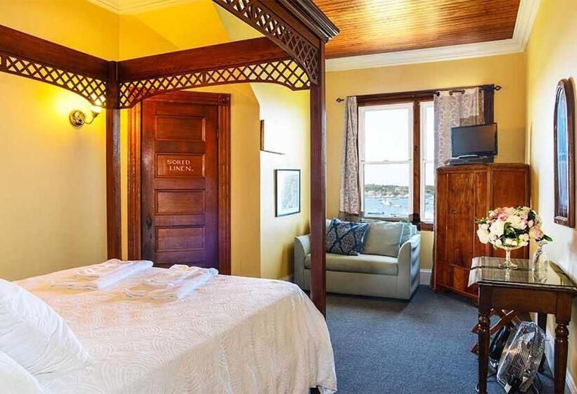 اتاق سوپریور با چشم‌انداز دریا, The Sullivan House