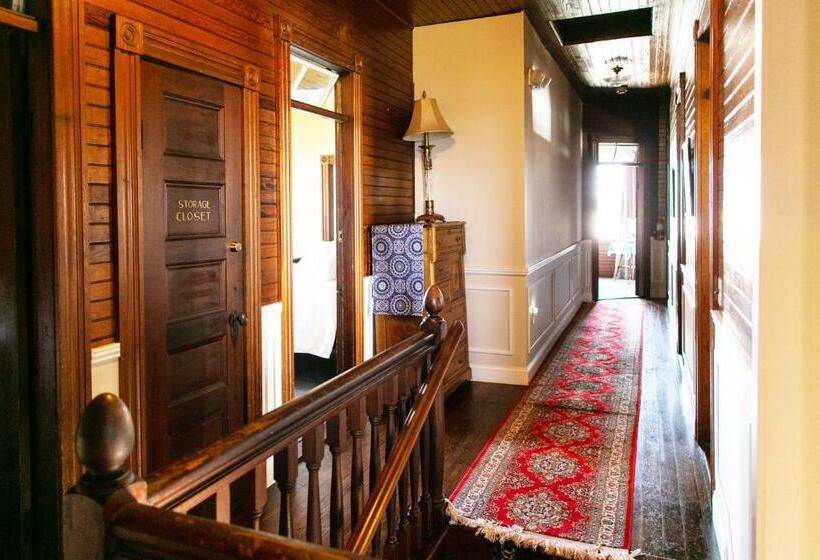 اتاق استاندارد با چشم‌انداز, The Sullivan House