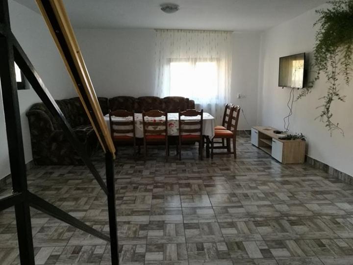 اتاق استاندارد, Pensiunea ,,suciu