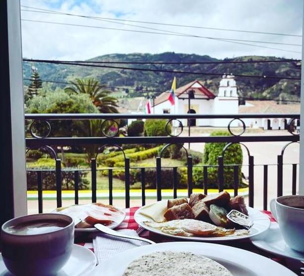 جناح مزوَّد بشرفة, Camino A La Villa Cucaita