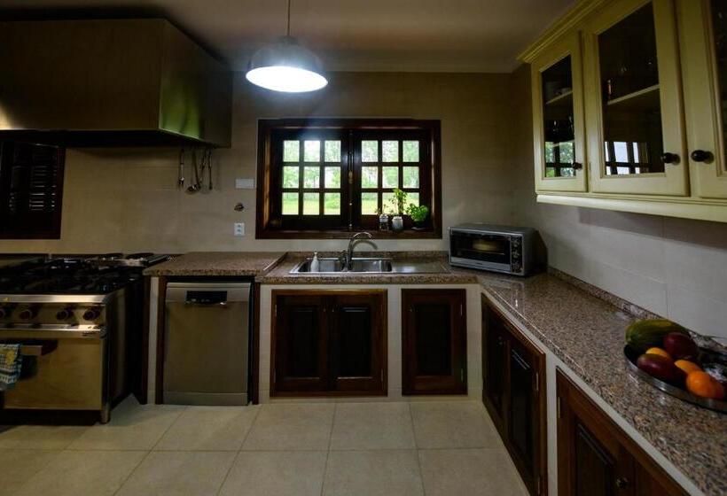 Дом 4 Спальни, Greenside Of Sea Hostel