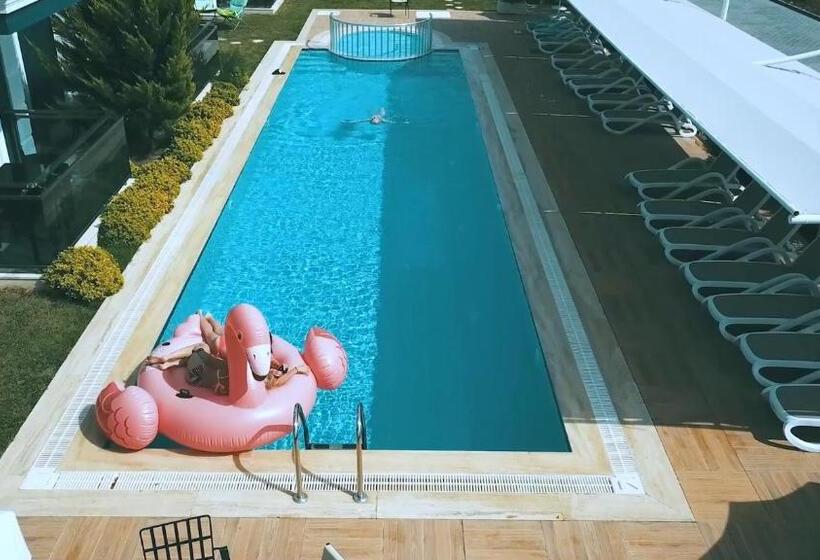 ویلای یک اتاق خوابه با استخر شنا, Camyuva Beach
