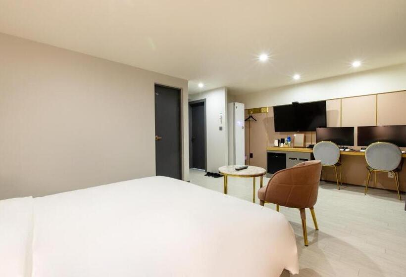 Номер Стандарт, Brown Dot Hotel Minam