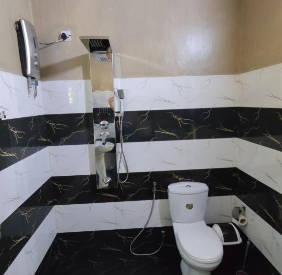 اتاق لوکس با تخت بزرگ, Alone Cage Ella