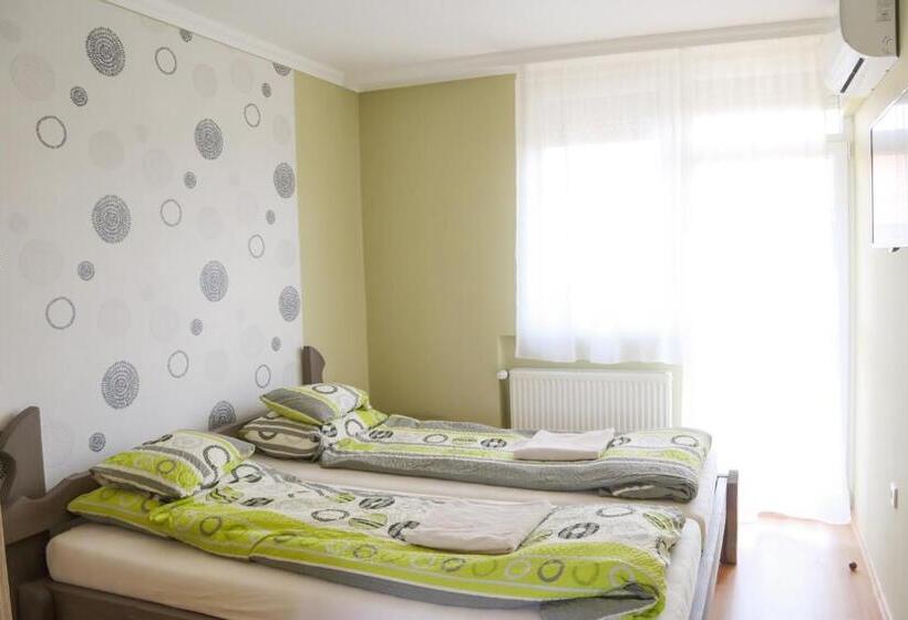 اتاق لوکس با بالکن, Levendula Apartmanház