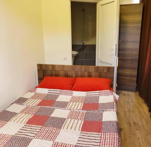 اتاق استاندارد, Hostel Family