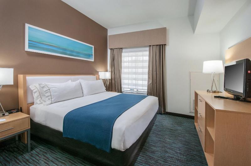 带大床的套房, Holiday Inn Express Hotel & Suites San Antonio   Rivercenter Area, An Ihg