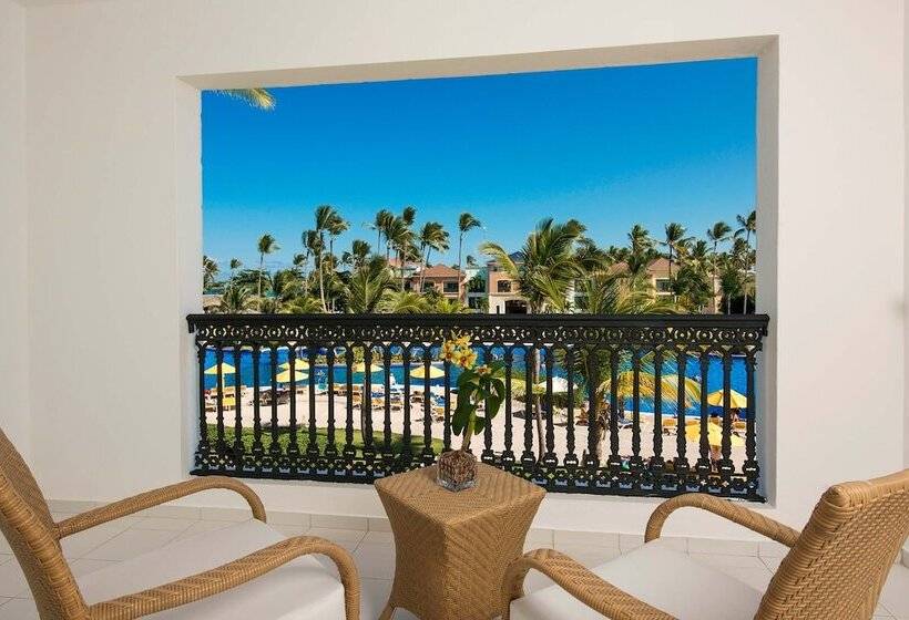 چشم‌انداز استخر سوئیت جونیور پرستیژ, Ocean Blue & Sand Beach Resort - All Inclusive