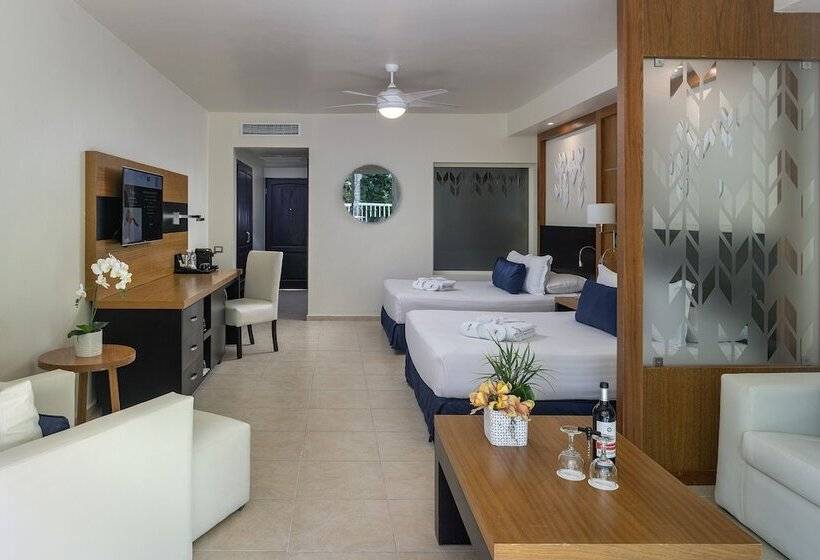 چشم‌انداز استخر سوئیت جونیور پرستیژ, Ocean Blue & Sand Beach Resort - All Inclusive