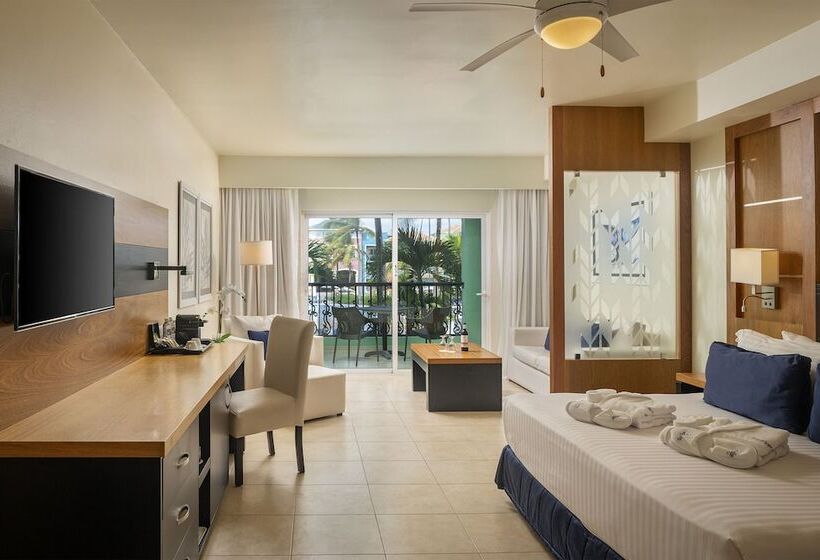 چشم‌انداز استخر سوئیت جونیور پرستیژ, Ocean Blue & Sand Beach Resort - All Inclusive