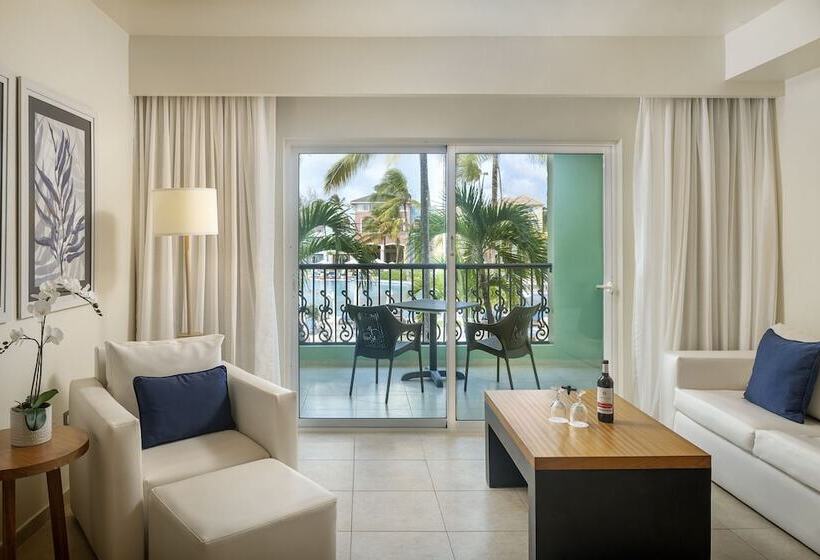 چشم‌انداز استخر سوئیت جونیور پرستیژ, Ocean Blue & Sand Beach Resort - All Inclusive