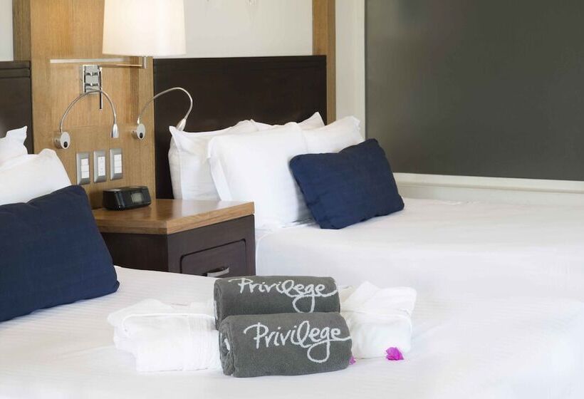 چشم‌انداز استخر سوئیت جونیور پرستیژ, Ocean Blue & Sand Beach Resort - All Inclusive