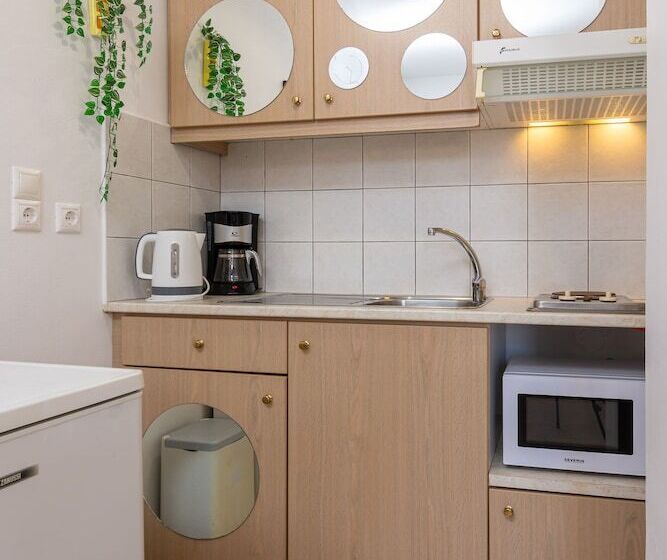 استودیوی استاندارد, Galini Apartments
