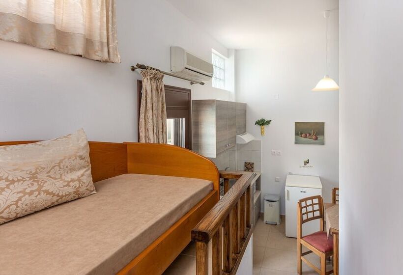 استودیوی استاندارد, Galini Apartments